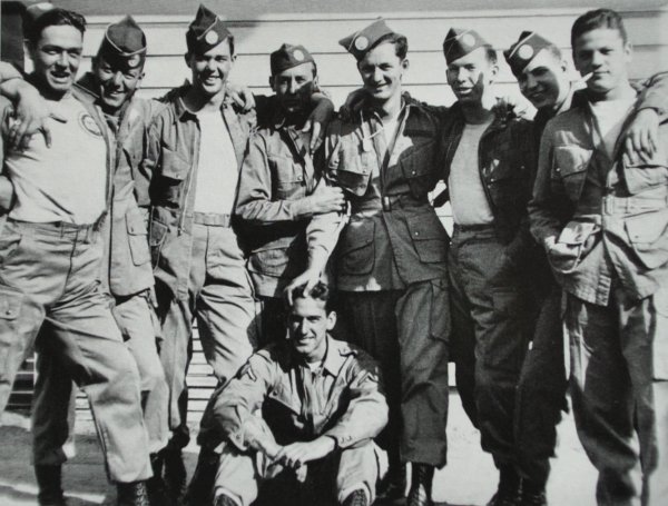 Naszywka pułkowa na koszulce spadochroniarza (pierwszy z lewej), Fort Bragg, 1943