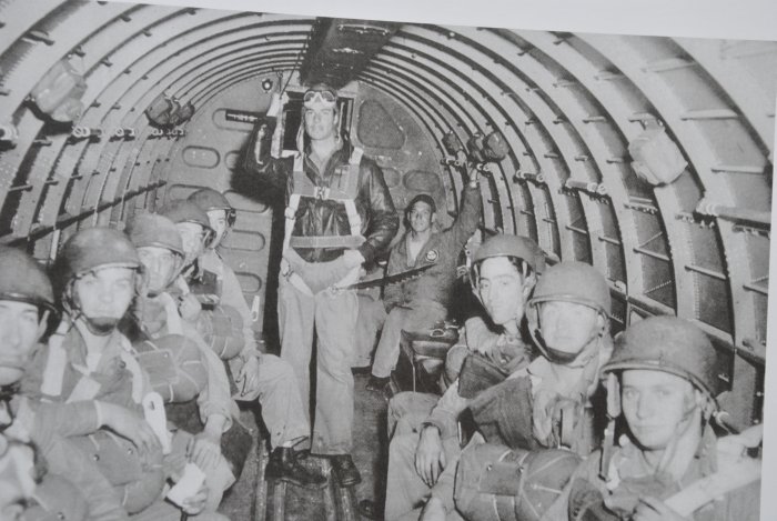 Żołnierze z kompanii I w czasie treningowego lotu w Forcie Bragg, 1943 rok
